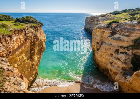 Wunderschöne Klippen und Sandstrand namens Cao Raivoso an der Algarve, Portugal Stockfoto