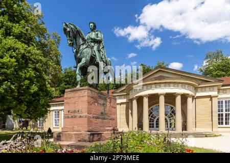 Ehemaliges Kurhaus Bad Cannstatt, im Jugendstil erbaut, Reiterstatue von König Wilhelm I. aus dem Jahr 1875. Es wurde von Johann Halbig, Bad, gemacht Stockfoto