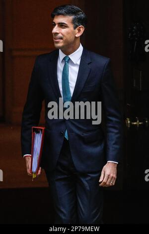 London, Großbritannien. 08. März 2023. Rishi Sunak, Parlamentsabgeordneter, Premierminister des Vereinigten Königreichs, verlässt die Downing Street 10, um heute im Parlament an den Fragen des Premierministers teilzunehmen. Kredit: Imageplotter/Alamy Live News Stockfoto