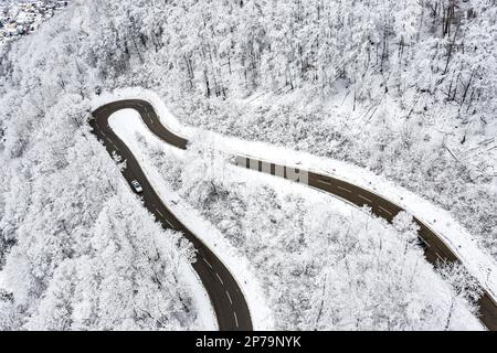 Winter im Albaufstieg, Landstraße mit Kurven in der Nähe, Schwäbische Alb, Bad Ditzenbach, Baden-Württemberg, Deutschland Stockfoto