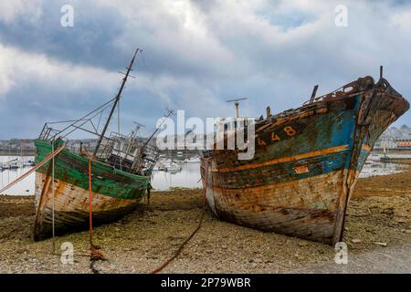 2 Trawler auf dem Schiffsfriedhof von Camaret-sur-Mer, Finisterre, Bretagne, Frankreich Stockfoto