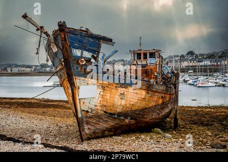 Altes Fischerboot auf dem Schiffsfriedhof von Camaret-sur-Mer, Finisterre, Bretagne, Frankreich Stockfoto