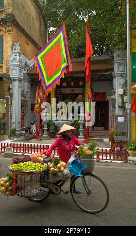 Vietnam, Hanoi, Obstverkäufer, Straßenszene, Stockfoto