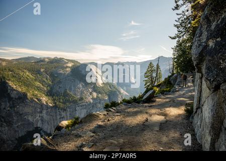 Der Wanderer blickt vom Four Mile Trail in Richtung North Dome in Yosemite Stockfoto