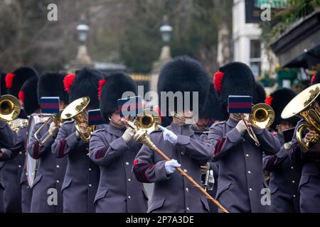 Windsor, Berkshire, Großbritannien. 11. Februar 2023. Soldaten marschieren zurück in ihre Baracken, nachdem sie heute die Wache in Windsor Castle gewechselt haben. Kredit: Maureen McLean/Alamy Stockfoto