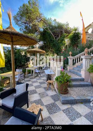 Mediterrane Terrasse im Garten, Mallorca, Balearen, Spanien Stockfoto