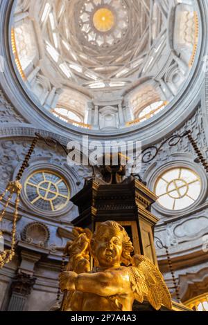 Turin, Italien - um August 2021: Die Grabkapelle, 1694 von Guarini. Einer der wichtigsten heiligen Orte für die christliche Religion Stockfoto