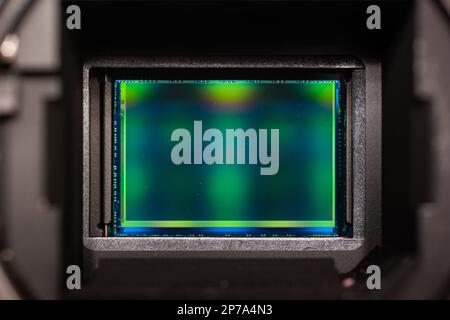 Digitale spiegellose Fotografie-Bildsensoren Makro-Nahaufnahme im Gehäuse mit Bajonettbefestigung. Stockfoto