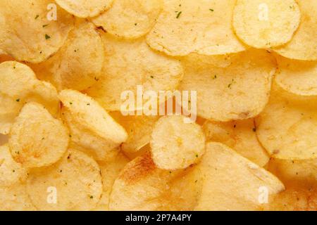 Hintergrund der Kartoffelchips. Knuspriger und knuspriger Snack mit würziger Note Stockfoto