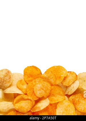 Rand der auf weißem Hintergrund isolierten Kartoffelchips. Gewagter und scharfer Chip Stockfoto