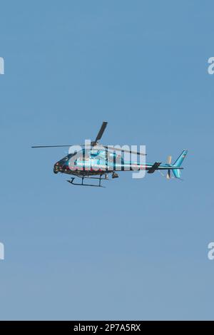 Barcelona, Spanien - 23. Februar 2023: Hubschrauber der Mossos d'Esquadra im Flug der Patrouille der Mossos d'Esquadra. Stockfoto