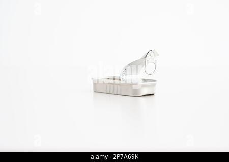 Geöffnete leere Fischdose, Studioaufnahme isoliert auf weißer Vorderansicht. Stockfoto