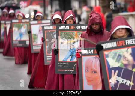 Aktivisten von Woman, Life, Freedom halten Poster von Frauen, die im Iran getötet wurden, während sie an einer Demonstration anlässlich des Internationalen Frauentags in Whitehall, im Zentrum von London, teilnehmen. Bilddatum: Mittwoch, 8. März 2023. Stockfoto