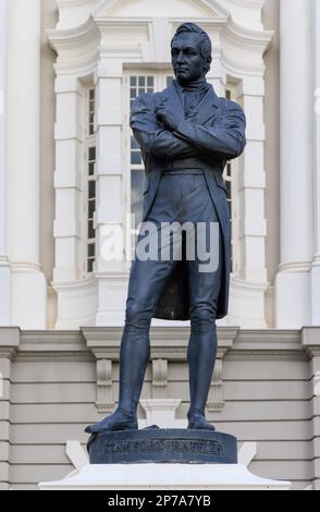 Bronzestatue von Sir Stamford Raffles von Thomas Woolner vor der Victoria Memorial Hall, Singapur Stockfoto