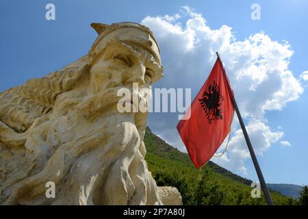 Skanderbeg-Denkmal mit winkender Flagge und doppelköpfigem Adler, Vajkal bei Bulqize, Albanien Stockfoto