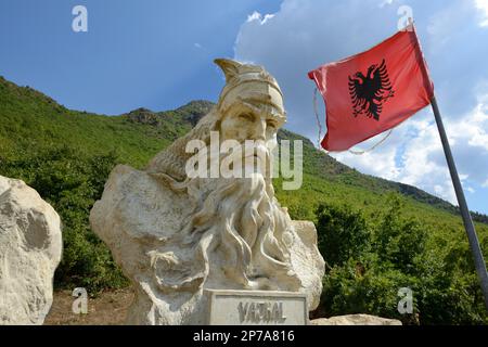 Skanderbeg-Denkmal mit winkender Flagge und doppelköpfigem Adler, Vajkal bei Bulqize, Albanien Stockfoto