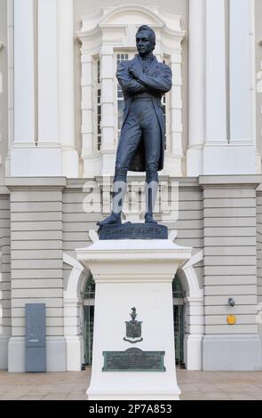Bronzestatue von Sir Stamford Raffles von Thomas Woolner vor der Victoria Memorial Hall, Singapur Stockfoto