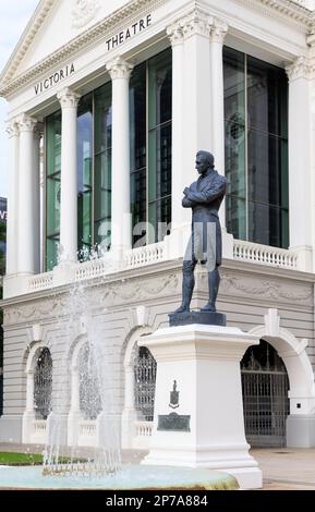 Bronzestatue von Sir Stamford Raffles von Thomas Woolner vor der Victoria Memorial Hall, Singapur Stockfoto