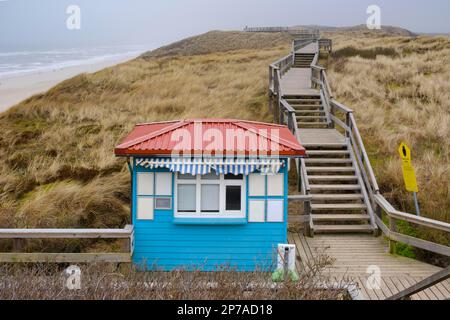 Kontrollhütte am Übergang zum Strand, Treppen und hölzerne Fußgängerbrücke durch die Dünenlandschaft, Wenningstedt, Sylt, Nordfriesische Insel, Norden Stockfoto