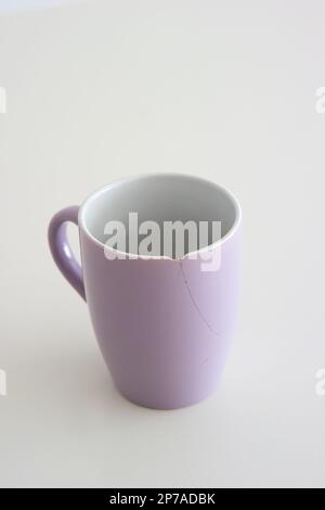 Kaffeebecher mit Spänen auf weißem Hintergrund, geringe Schärfentiefe. Stockfoto