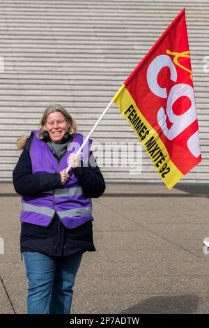 Paris, Frankreich. 08. März 2023. Die Frauen der CGT Union versammeln sich am 8. März 2023, um den Internationalen Frauentag zu feiern und gegen den Rentenreformplan der Regierung im Geschäftsbezirk La Defense, Paris, Frankreich, zu protestieren. Foto: Pierrick Villette/ABACAPRESS.COM Kredit: Abaca Press/Alamy Live News Stockfoto