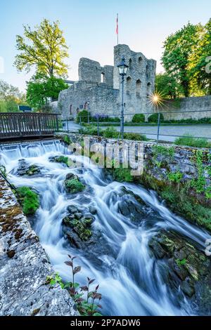 Die Quelle des Flusses Lippe, Bad Lippspringe mit den Ruinen von Schloss Lippspringen, Bad Lippspringe, Nordrhein-Westfalen Stockfoto