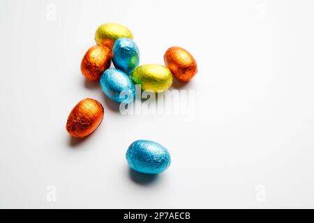 Farbenfrohe Schleifen für Ostern-Geschenke Stockfoto