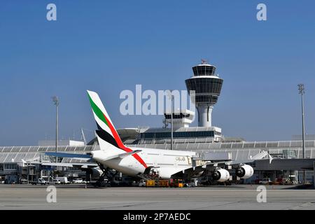 Emirates Airlines, Airbus A380-800 mit Turm auf Position Terminal 1, Flughafen München, Oberbayern, Bayern, Deutschland Stockfoto