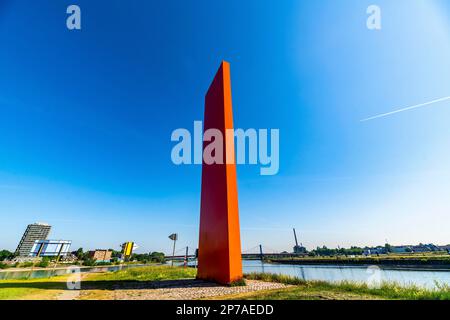 Skulptur Rheinorange vom Kölner Bildhauer Lutz Fritsch an der Mündung des Ruhrgebiets in den Rhein, Duisburg, Nordrhein-Westfalen Stockfoto