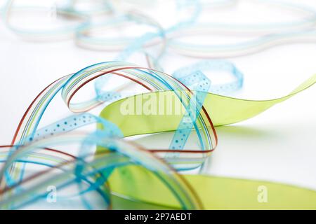 Farbenfrohe Schleifen für Ostern-Geschenke Stockfoto