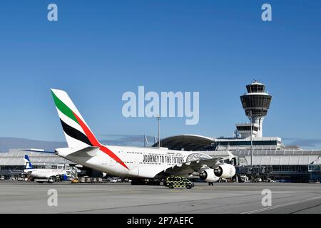 Emirates Airlines, Airbus A380-800 mit spezieller Aufkleberfahrt in die Zukunft, Rollstuhl auf Position zum Terminal 1, Flughafen München, Oberbayern Stockfoto