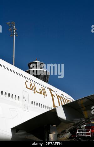 Emirates Airlines, Airbus A380-800 mit Turm auf Position Terminal 1, Flughafen München, Oberbayern, Bayern, Deutschland Stockfoto