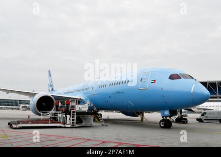 Etihad Boeing B777-9 Dreamliner Speziallackierung Manchester City auf Position im Terminal 2, Flughafen München, Oberbayern, Bayern, Deutschland Stockfoto