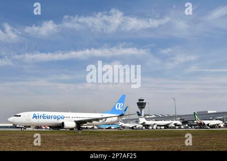 Air Europa Boeing B737-85 (WL) vor Terminal 1 mit Turm, Flughafen München, Oberbayern, Bayern, Deutschland Stockfoto