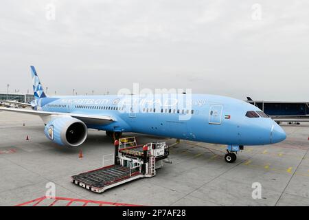 Etihad Boeing B777-9 Dreamliner Speziallackierung Manchester City auf Position im Terminal 2, Flughafen München, Oberbayern, Bayern, Deutschland Stockfoto