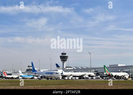 Air Europa Boeing B737-85 (WL) vor Terminal 1 mit Turm, Flughafen München, Oberbayern, Bayern, Deutschland Stockfoto