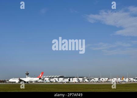 Flugzeuge starten von Turkish Airlines Airbus A350-900, Pegasus und Lufthansa auf der Landebahn südlich mit Turm, Flughafen München, Oberbayern, Bayern Stockfoto