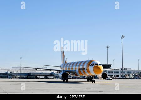 Condor, Sonderlivette, Airbus, A320-214, Rollfahren vor Terminal 1 mit Turm in Position, Flughafen München, Oberbayern, Bayern, Deutschland Stockfoto