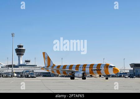 Condor, Sonderlivette, Airbus, A320-214, Rollfahren vor Terminal 1 mit Turm in Position, Flughafen München, Oberbayern, Bayern, Deutschland Stockfoto