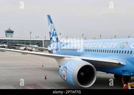 Etihad Boeing B777-9 Dreamliner Speziallackierung Manchester City auf Position im Terminal 2, Flughafen München, Oberbayern, Bayern, Deutschland Stockfoto