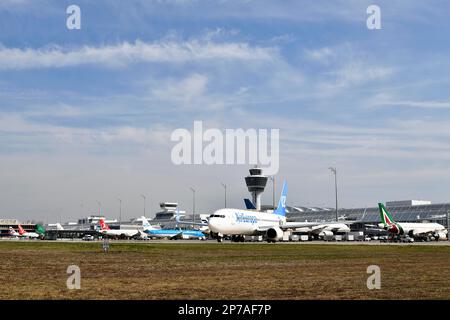 Air Europa Boeing B737-85 (WL) vor Terminal 1 mit Turm, Flughafen München, Oberbayern, Bayern, Deutschland Stockfoto