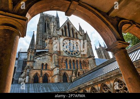 Blick durch einen Bogen im Kloster der Lincoln Cathedral, die Cathedral Church of St Mary, Gothic, Lincoln, Lincolnshire, England, Vereinigtes Königreich Stockfoto