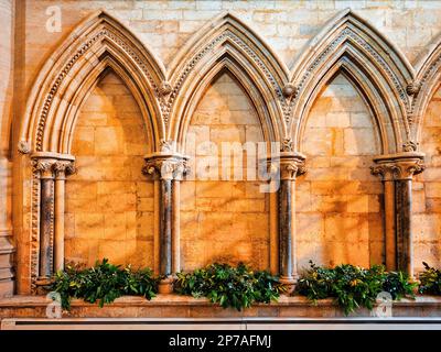 Kunstvoll verzierte Säulen mit spitzen Bögen, Details, Lincoln Cathedral, die Cathedral Church of St Mary, Gotik, Inneres, Lincoln, Lincolnshire, England Stockfoto