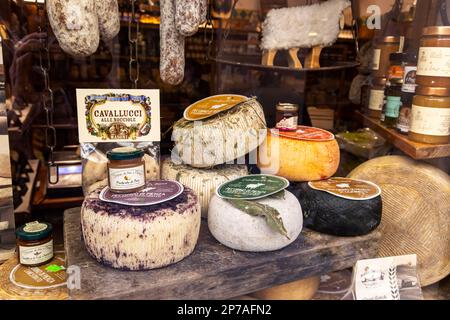 Käseladen in den engen Gassen der Altstadt von Pienza, Pecorino di Pienza, regional hergestellter Käse, Pienza, Provinz Siena, Italien Stockfoto