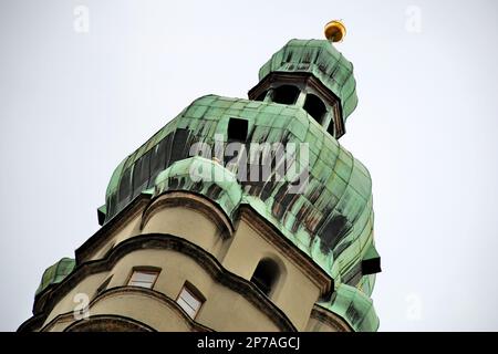 Stadtturm, 1400s erbauter Wachturm mit Aussichtsplattform und kupferplattierter Zwiebelkuppel in Innsbruck, Österreich, Europa Stockfoto