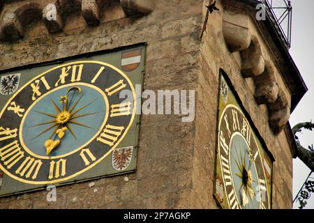 Stadtturm, 1400s erbauter Wachturm mit Aussichtsplattform und kupferplattierter Zwiebelkuppel in Innsbruck, Österreich, Europa Stockfoto