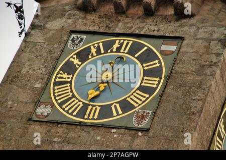 Stadtturm, 1400s erbauter Wachturm mit Aussichtsplattform und kupferplattierter Zwiebelkuppel in Innsbruck, Österreich, Europa Stockfoto