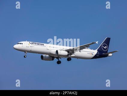 Flughafen Fraport, Lufthansa Airbus A321-200 auf dem Weg nach Fraport, Frankfurt am Main, Hessen, Deutschland Stockfoto