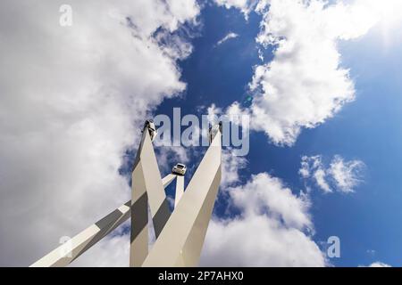 Porscheplatz mit Hauptsitz Porsche, Kunstwerk Inspiration 911 von Gerry Judah mit Porsche 911 Fahrzeugen, Zuffenhausen, Stuttgart Stockfoto
