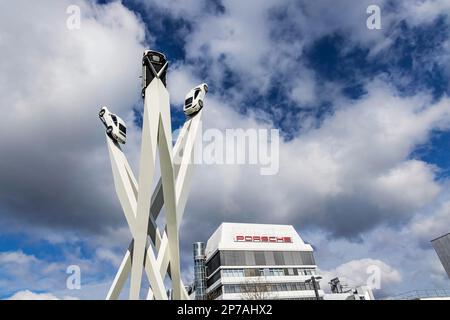 Porscheplatz mit Hauptsitz Porsche, Kunstwerk Inspiration 911 von Gerry Judah mit Porsche 911 Fahrzeugen, Zuffenhausen, Stuttgart Stockfoto